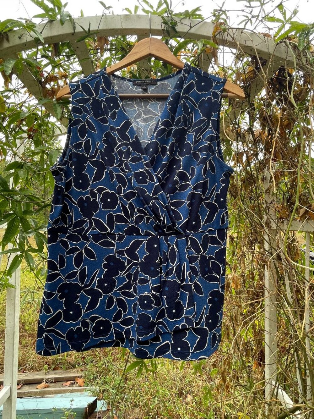 Banana Republic Blue Floral Sleeveless Wrap Front Blouse Size M Peplum Boho Chic
